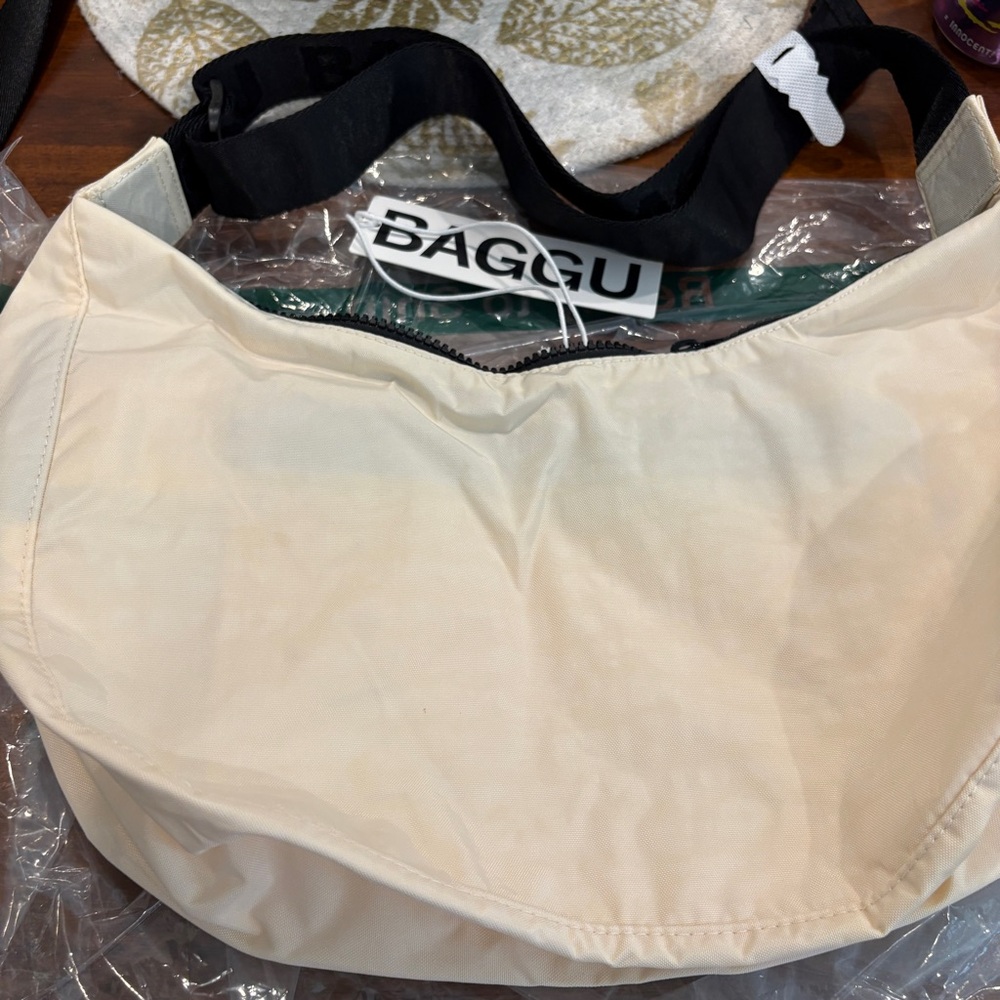 BAGGU Medium Crescent Crossbody in Ivory - Picture 6 of 6